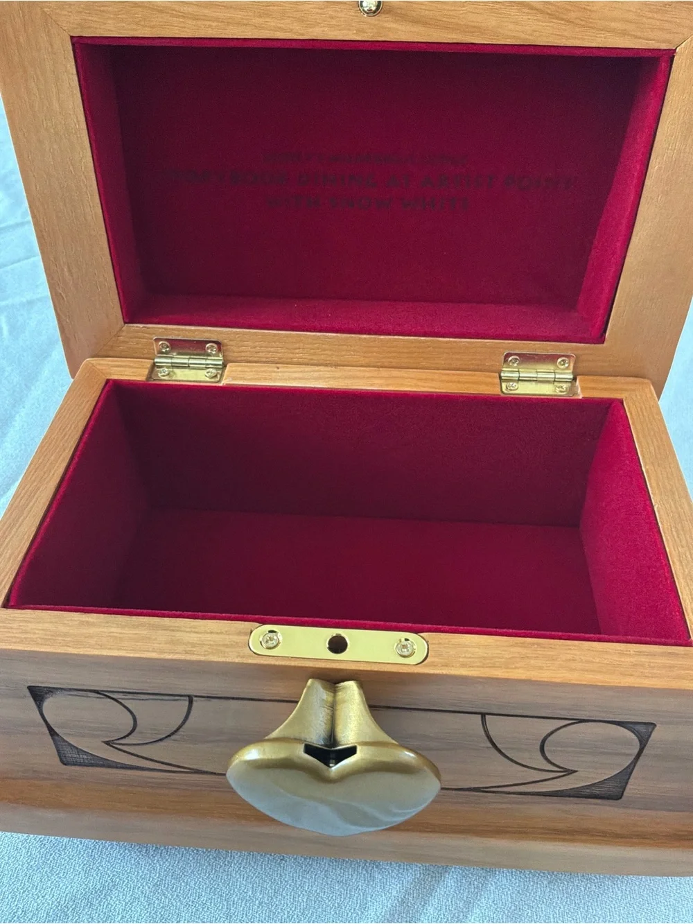 ******** Disney Snow White Wooden Jewelry Box with Gold-Tone Heart Lock ********